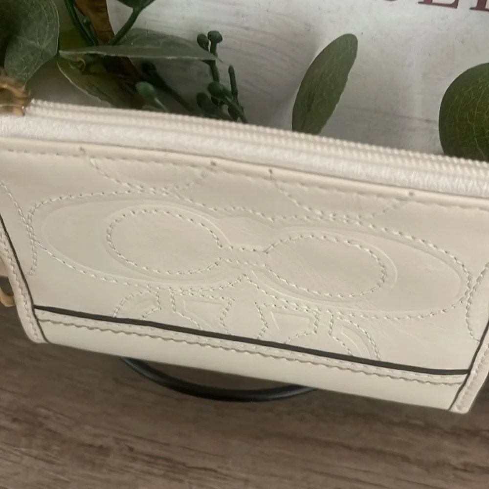 Coach Hamptons Embossed Stitched Signature  Leather Card Case with Keyring